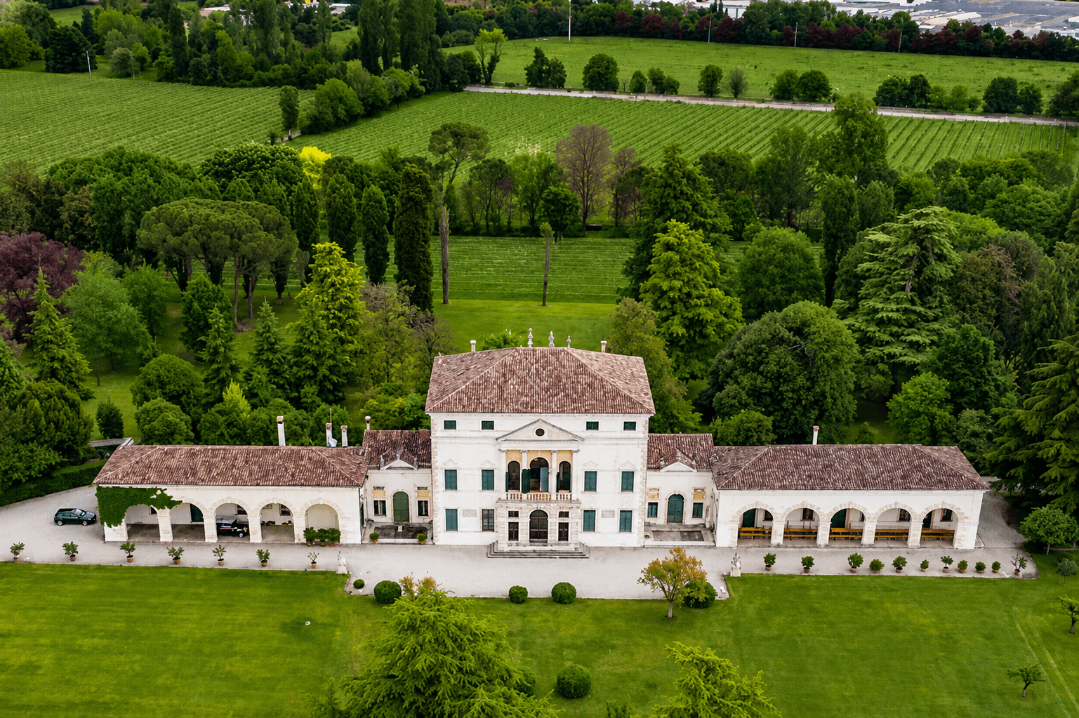 Vista aerea della villa e del parco
