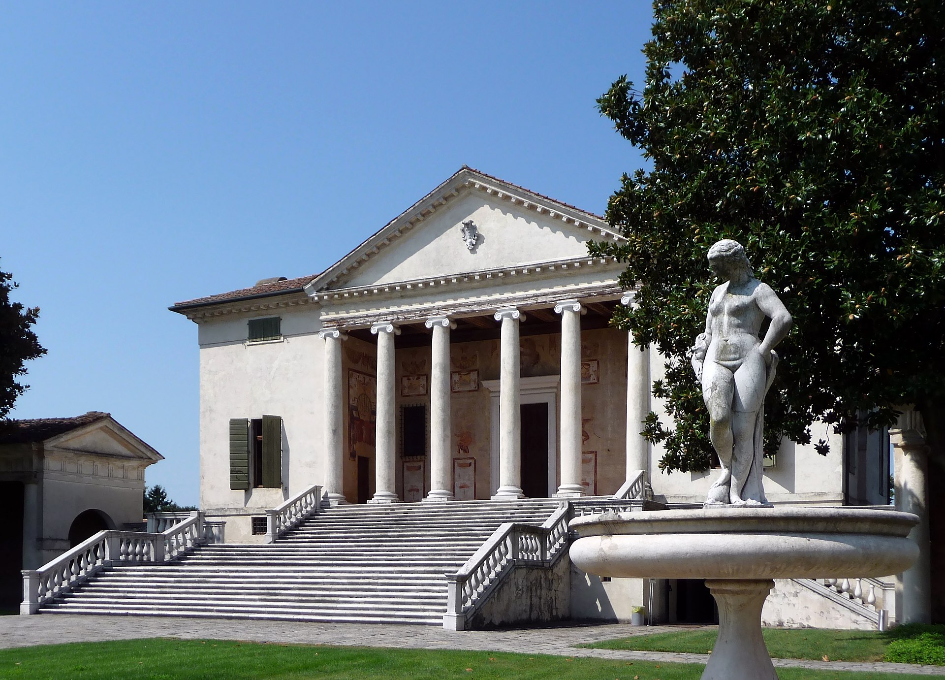 Villa Badoer at Fratta Polesine, a work by Andrea Palladio, with an arcaded barchessa beside the main house
