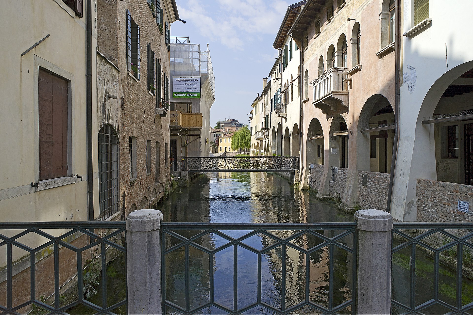 Il Canale dei Buranelli con le case affacciate sull'acqua a Treviso
