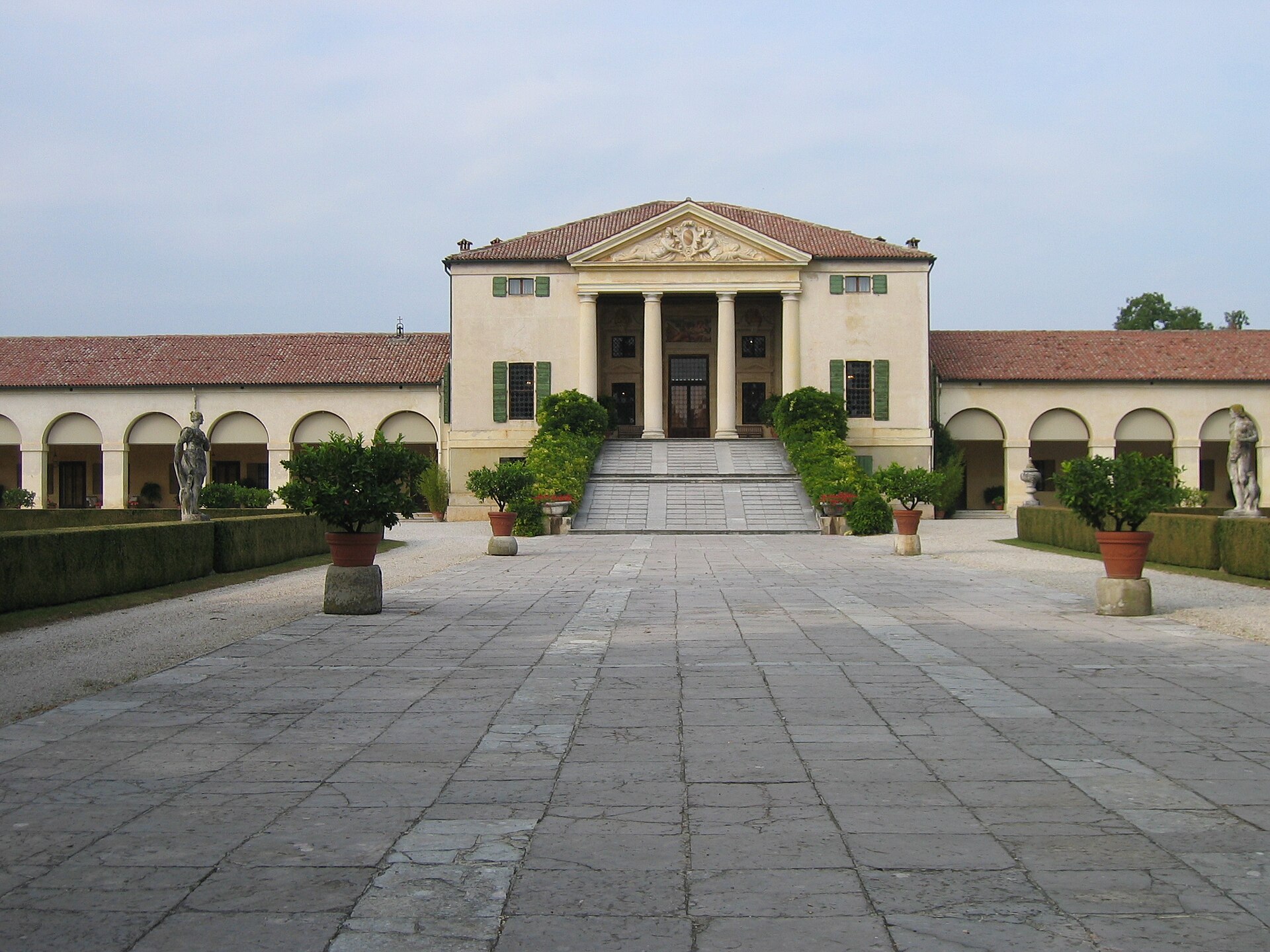 Villa Emo a Fanzolo di Vedelago, nel Trevigiano: il modello palladiano completo con barchesse laterali