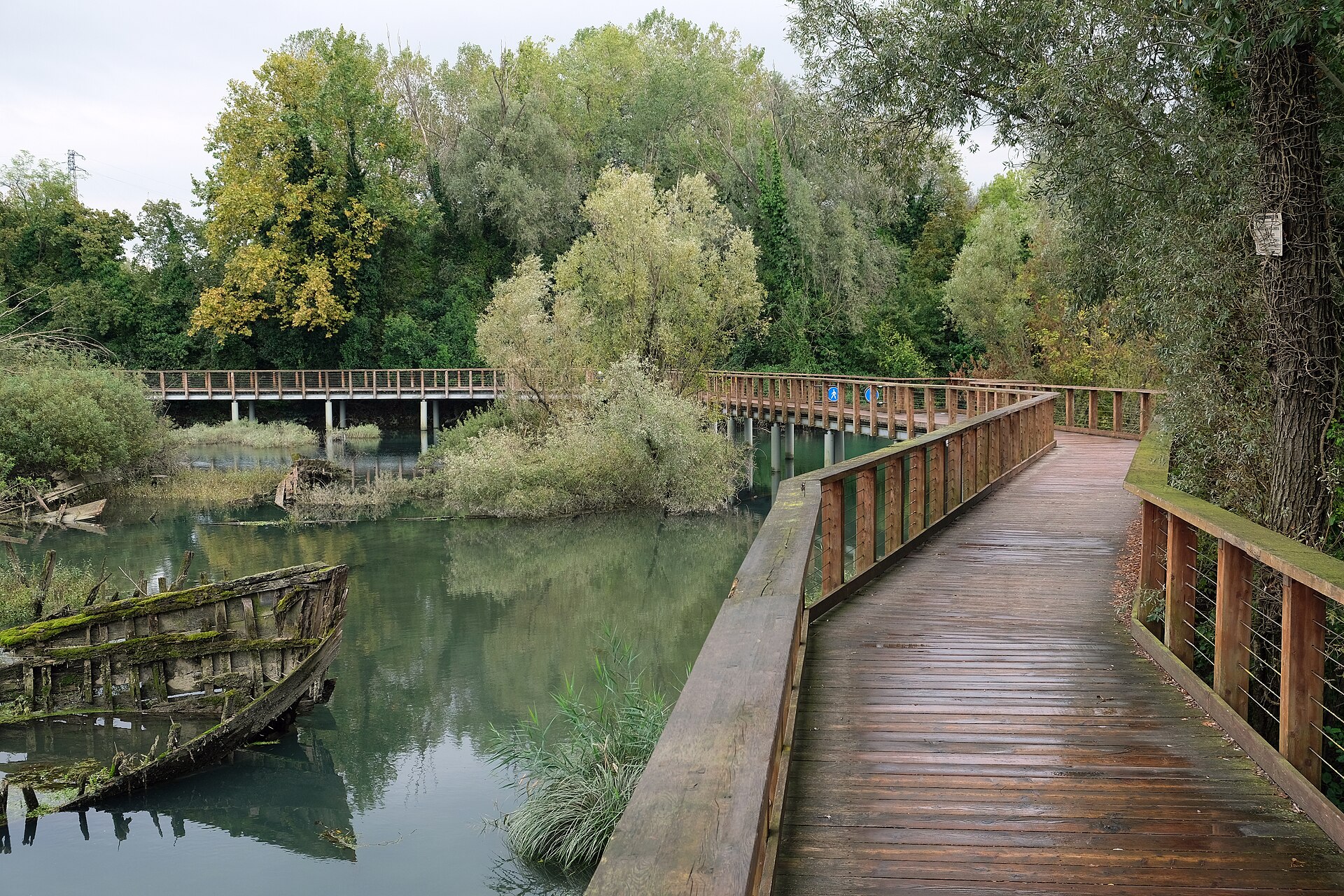 The panoramic footbridge over the Sile river by the Burci Cemetery, in the Sile River Nature Park