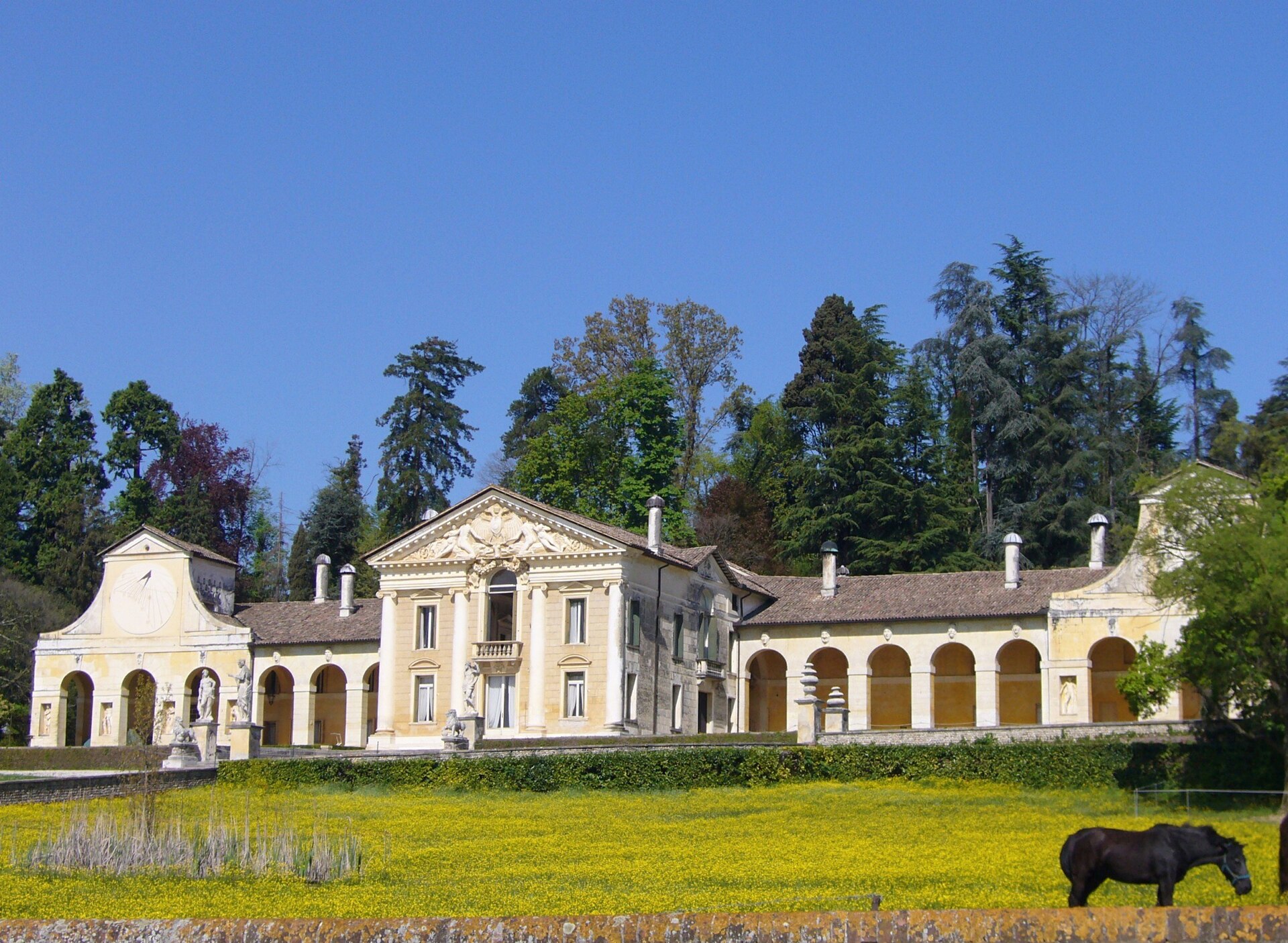 Villa Barbaro a Maser, opera di Palladio con affreschi del Veronese, con il corpo padronale e le barchesse porticate
