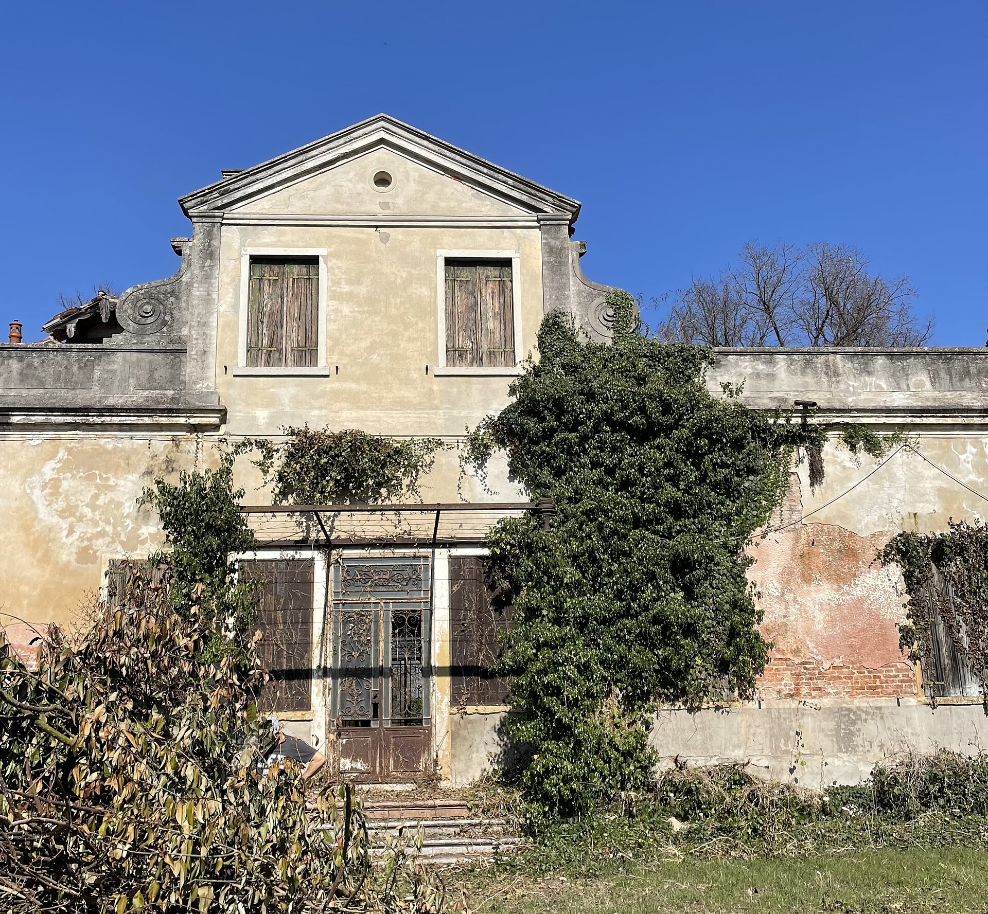 La facciata timpanata di un'altra villa veneta storica sottoposta a tutela, in attesa di restauro
