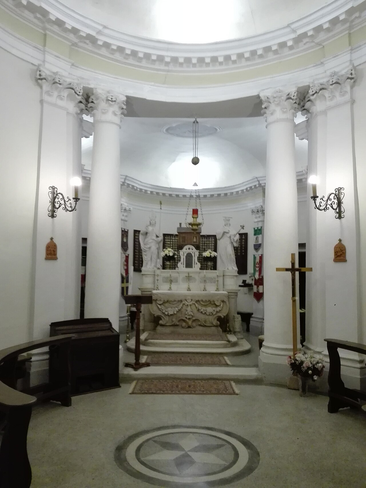 Interno dell'oratorio settecentesco con colonne, altare e pavimento decorato